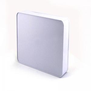 Ruokapohjainen painettu suorakaiteen muotoinen suklaakekeri, jossa on kohokuvioitu logo