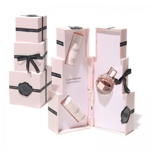 Kakun muotoinen melko muotoiltu kartonkikotelo karkkia varten