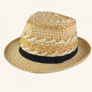 Käsin kudottu hattu