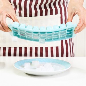 36 neliönmukaista pienikokoista silikonijääkuutialustaa kansilla