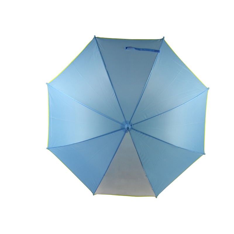 yksi paneeli näkee sinisen mainoslasten sateenvarjon läpi