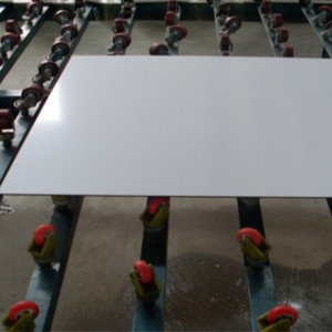 Hopea peili, jossa on turvallisuuskalvo