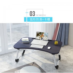 Kokoontaitettava pöytä tietokoneella