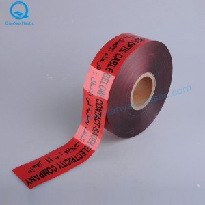 Saudi-Arabia VAARA / VAROITUS Maanalaisen telekaapelin varoitusnauha; Valokuitukaapeli alla olevan varovaisen nauhan alla