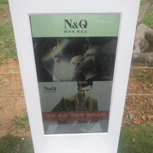 Ulkomainontaratkaisu Älykäs aurinkopenkki LED-valaistuksella