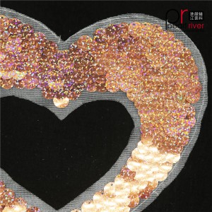 vaaleanpunainen sydämen muotoinen paljettilaastari