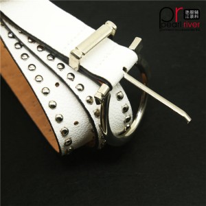 Viimeisin valkoinen nahkavyö metallisoljella