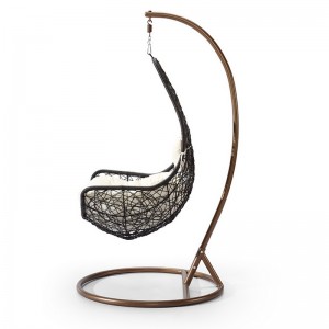 Puutarhassa ulko- ja sisätiloissa ripustettava rottinki koripajatuoli