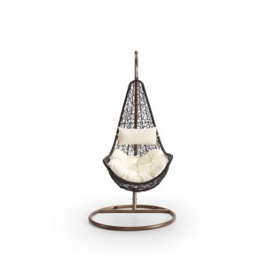 Puutarhassa ulko- ja sisätiloissa ripustettava rottinki koripajatuoli