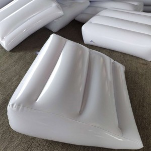 Kolmion muotoinen puhallettava sängyn tyyny / tyyny valkoinen