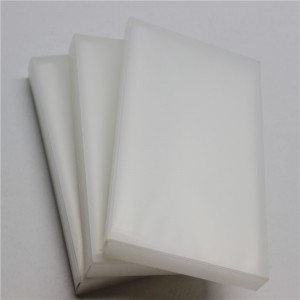 Läpinäkyvä muovialbumi erikokoiselle