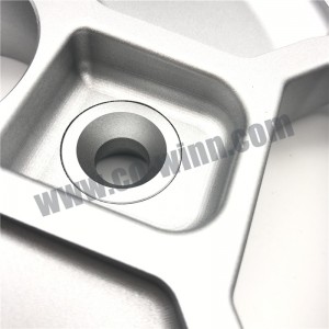 Räätälöity taonta \/ CNC-työstö Alumiinivanteen vanteen keskiosa. Auton varaosien varaosat