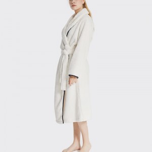 Naiset nauravat fleece-kirjonta Robe