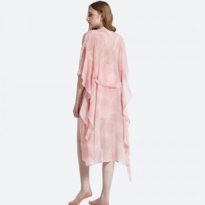 Naisten satiini-pyjamasetti painetulla huivilla