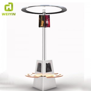 Älykäs aurinkoenergialla toimiva mainontapenkki LED-valaisimella varustetulla USB-laturilla ulkona