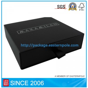 Musta jäykkä pahvilaatikko