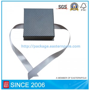 Musta ylellinen pakkauslaatikko, jossa pohja ja nauha