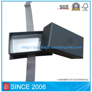 Musta ylellinen pakkauslaatikko, jossa pohja ja nauha