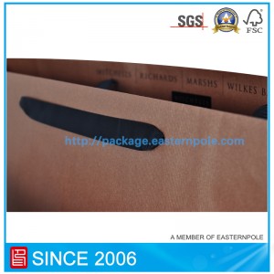 Ruskea kenkälaukku, jossa on yksilöllinen muotoilu