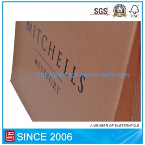 Ruskea kenkälaukku, jossa on yksilöllinen muotoilu