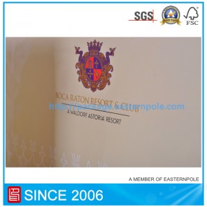 Ylellinen paperipussi, jossa on solmittu kahva