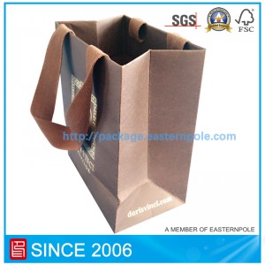 Ylellinen ostoskassi liimatulla kahvalla