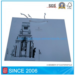 Valkoinen kraft-paperipussi vaatteille