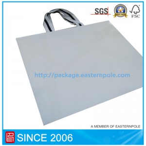 Ylellinen valkoinen paperipussi vaatteille, joissa on käänteinen pohja