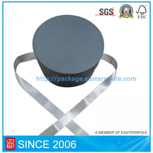 Ylellinen pyöreä suklaapakkaus, jossa on nauhan sulkeminen