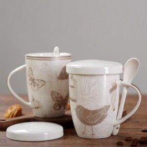 Tukkukaupan mittatilaustyönä tehty keraaminen muki myynninedistämistarkoituksessa