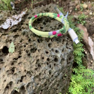 Söpöt kukkanahkaiset datakaapelit