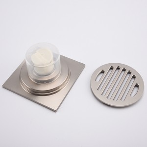 Kylpyhuoneessa moderni suihku lattiakaivo ansa suodatin