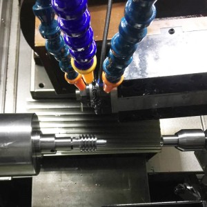 Pyörivä jyrsintä CNC-sorvi työstää mikromoottorin matoja sisäisesti kiertämällä