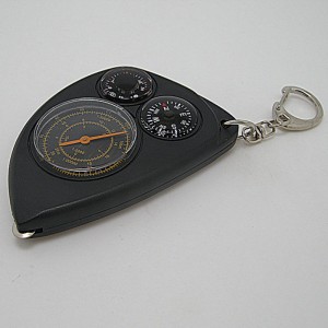 Käytä kolme-yhdessä-monitoimista matkamittaria ulkoilua varten