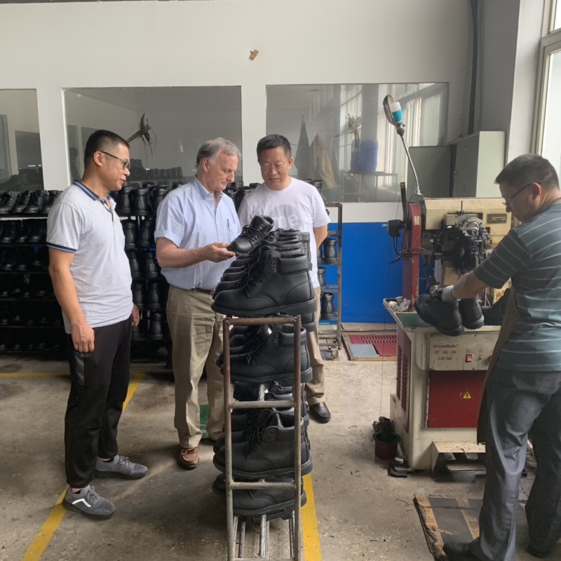 Kengät-professori Bill vierailee vuosittaisella vierailullaan Glory Footweariin