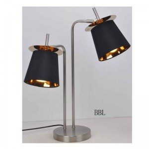 Pöytävalaisin kangasvarjolla ja koristearkki