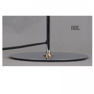 Pöytävalaisin, metallivarjostin ja litteä pohja