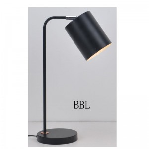 Pöytävalaisin metallisella varjolla ja säädä varjotoiminto