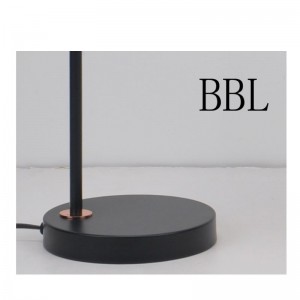 Pöytävalaisin metallisella varjolla ja säädä varjotoiminto