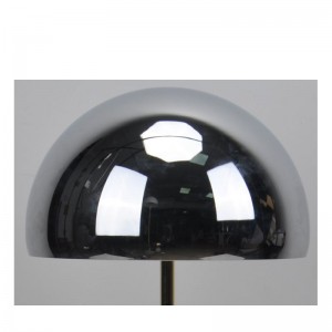 LED-pöytävalaisin valkoisella marmorialustalla