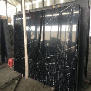 Nero Marquina -marmori valkoisella raidalla