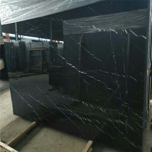 Nero Marquina -marmori valkoisella raidalla