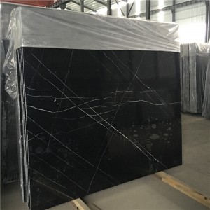 Nero Marquina -marmori valkoisella raidalla
