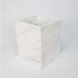 Tyylikäs ja siro valkoinen marmorinen kylpyhuonetuotteiden sarja