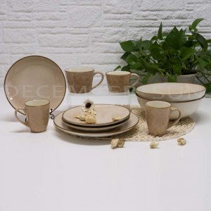 Keraaminen yksinkertainen illallinen