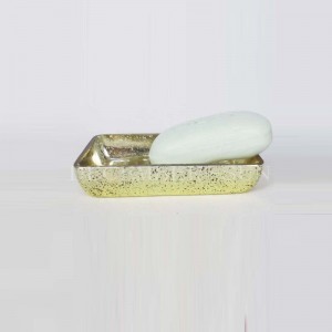 kirkas lasi kullanvärisillä kylpyhuonetuotteilla