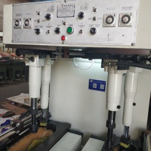 Kengänvalmistus aidattuja pohjapuristuskoneita