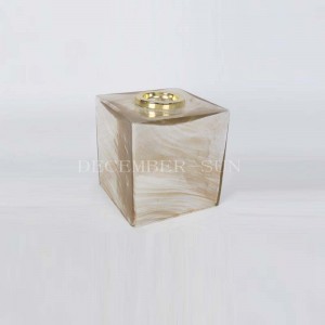 lasiset kylpyhuonetuotteiden sarja metallisella pumpulla