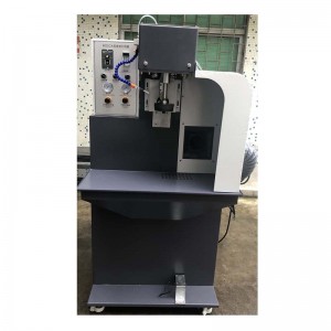 urheilujalkineiden koneistus seinään tehdyn pohjan karkeuttamiseen