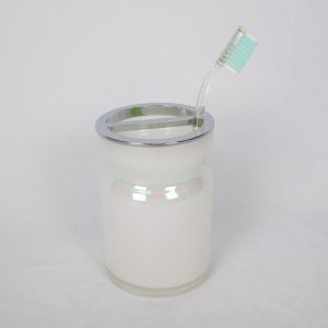 Kirkas kiiltolasinen kylpyhuonesarja